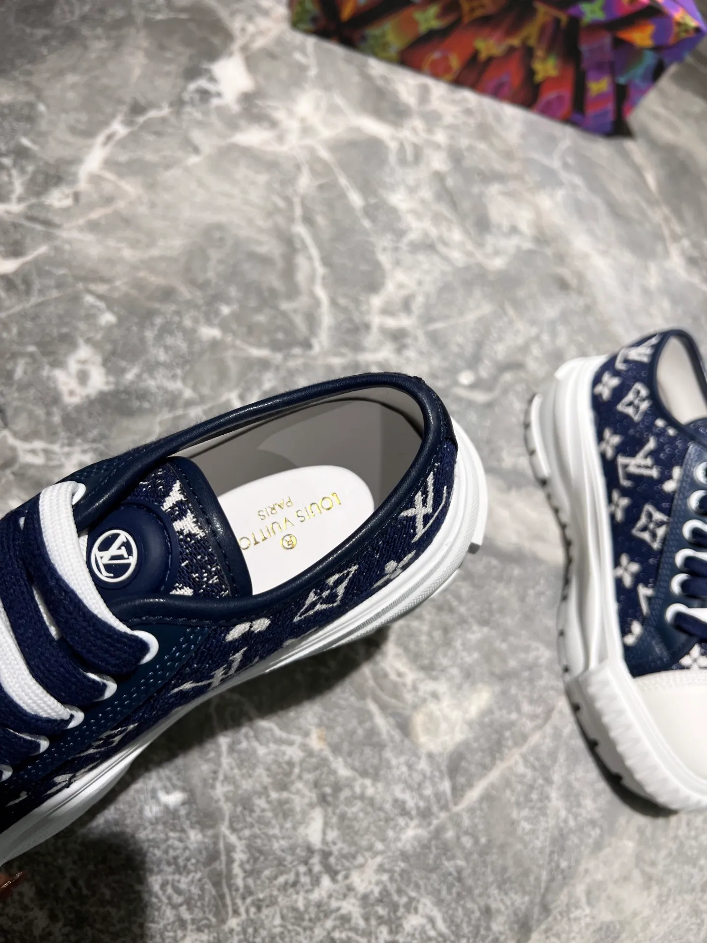 👟👟Ex-factory price 440👟👟 This LV Squad sneaker is made of Monogram denim to stretch out the midsummer comfort. The same color leather outlines the edges, the rubber LV Circle logo embellishes the tongue, and the thick yet lightweight rubber outsole upgrades the comfort again. Yardage: 35-41.